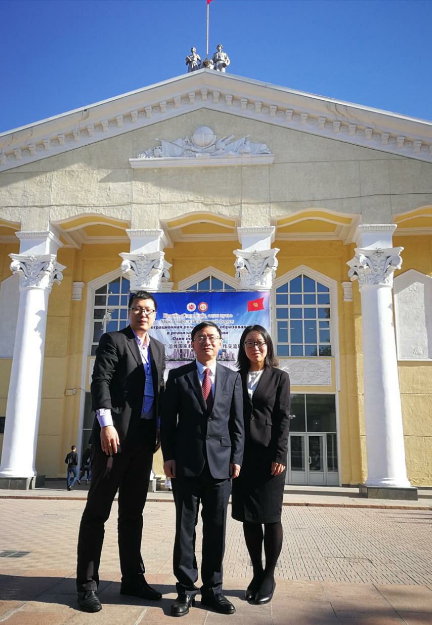 德甲代表团在吉尔吉斯斯坦国立民族大学主楼前的合影