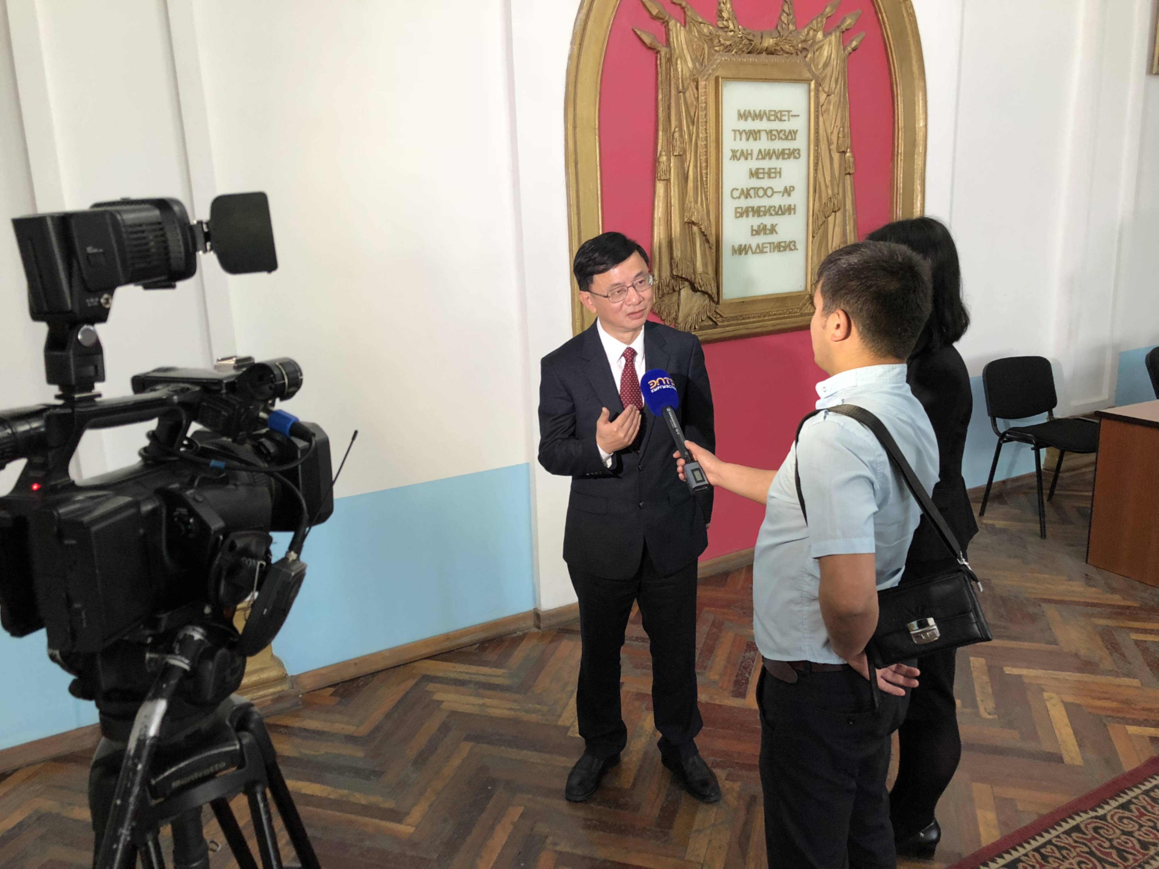 吴强接受吉尔吉斯斯坦国家电视台采访