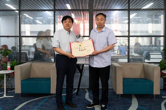 开云官网向范强现场颁发聘书