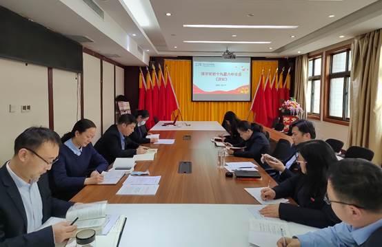 会议室里的人们
描述已自动生成