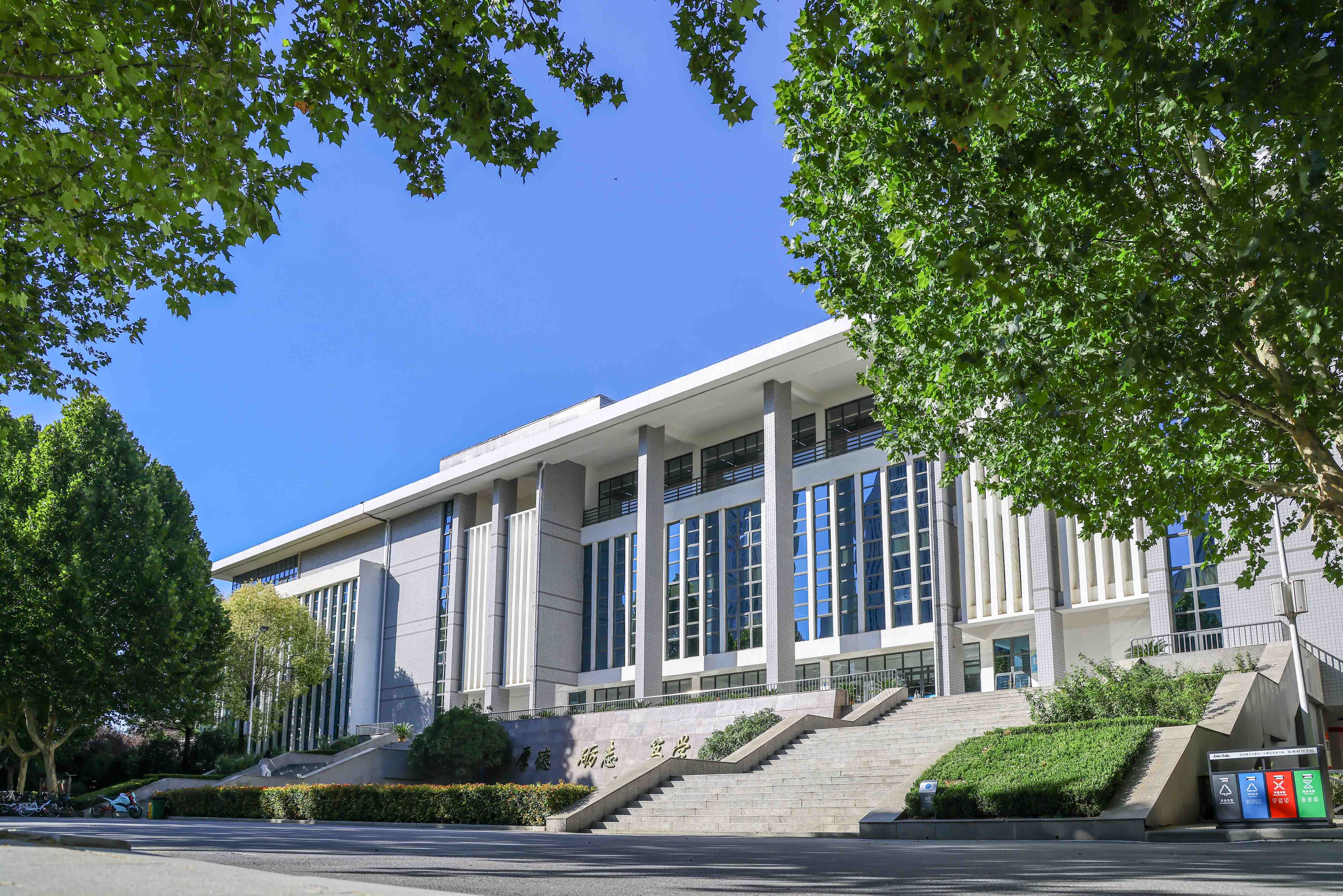 校园一角——蓝天下的郑财