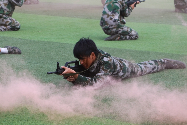 男兵展现青春活力