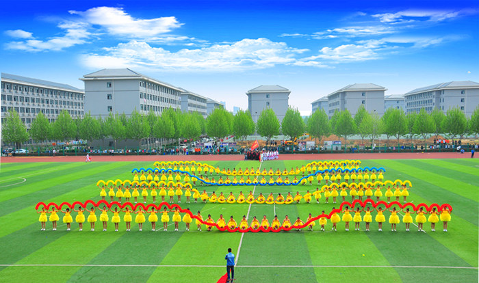 会计学院方队队员身着黄色短裙犹如一朵朵向日葵盛极而放