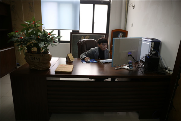 梦宇建筑工程经理认真工作中