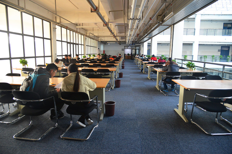 图书馆五楼自修区