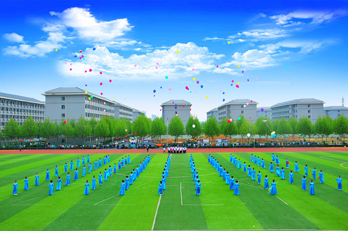 信息工程学院方队放飞和平鸽和彩气球