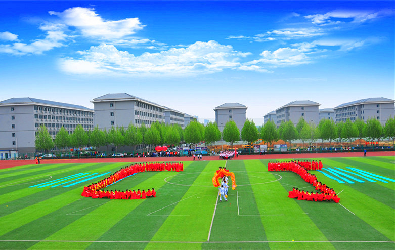 土木工程学院方队摆出“财经”首字母——CJ