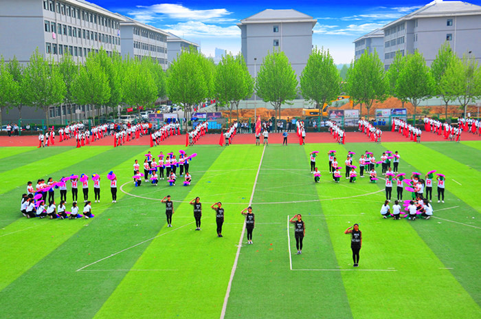 互联网金融学院方队在充满青春律动的啦啦操中摆出ZZCJ字样