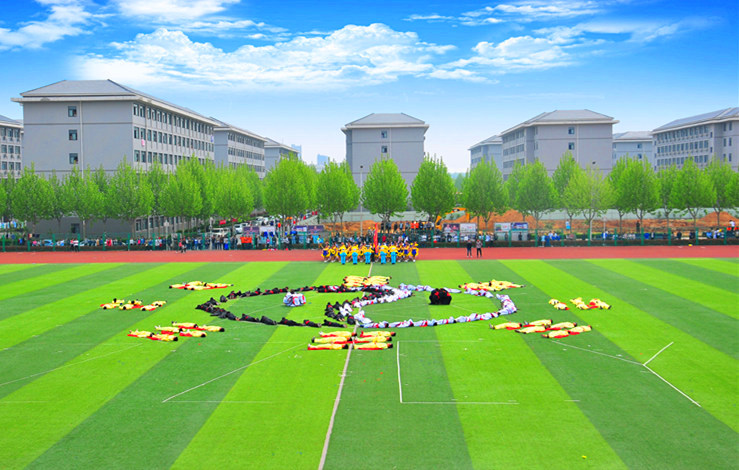 现代物流与管理学院武术与太极完美交融的《国韵》之八卦图